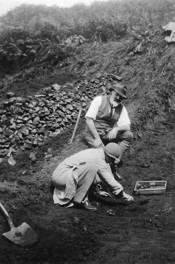 Liddell  y el almirante O'Dogherty en plena excavación.