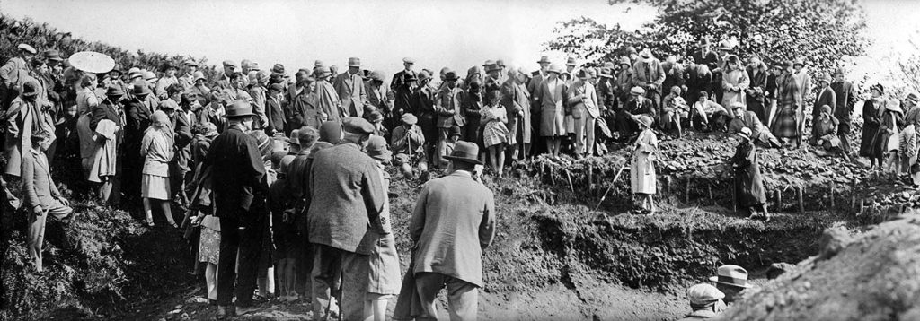 Dorothy Liddell explica las excavaciones en una reunión conjunta de la Sociedad Arqueológica de Devon.